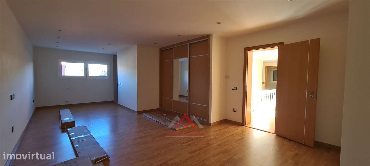 Moradia T7 + Sala c/ 100M2 + Terreno 4.666M2-25