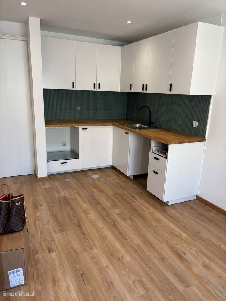 T1 Renovado com Garagem Fechada e Varandas, Vilar de Andorinho-0
