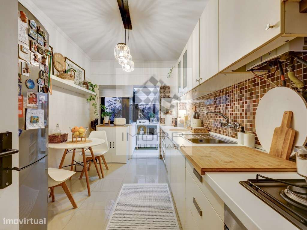 Apartamento T2 com varanda no centro de Carnide-10