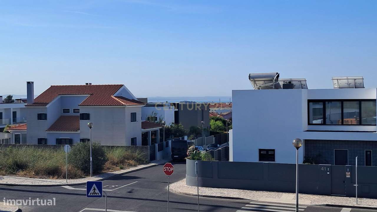 Moradia Isolada unifamiliar com piscina e garagem-15