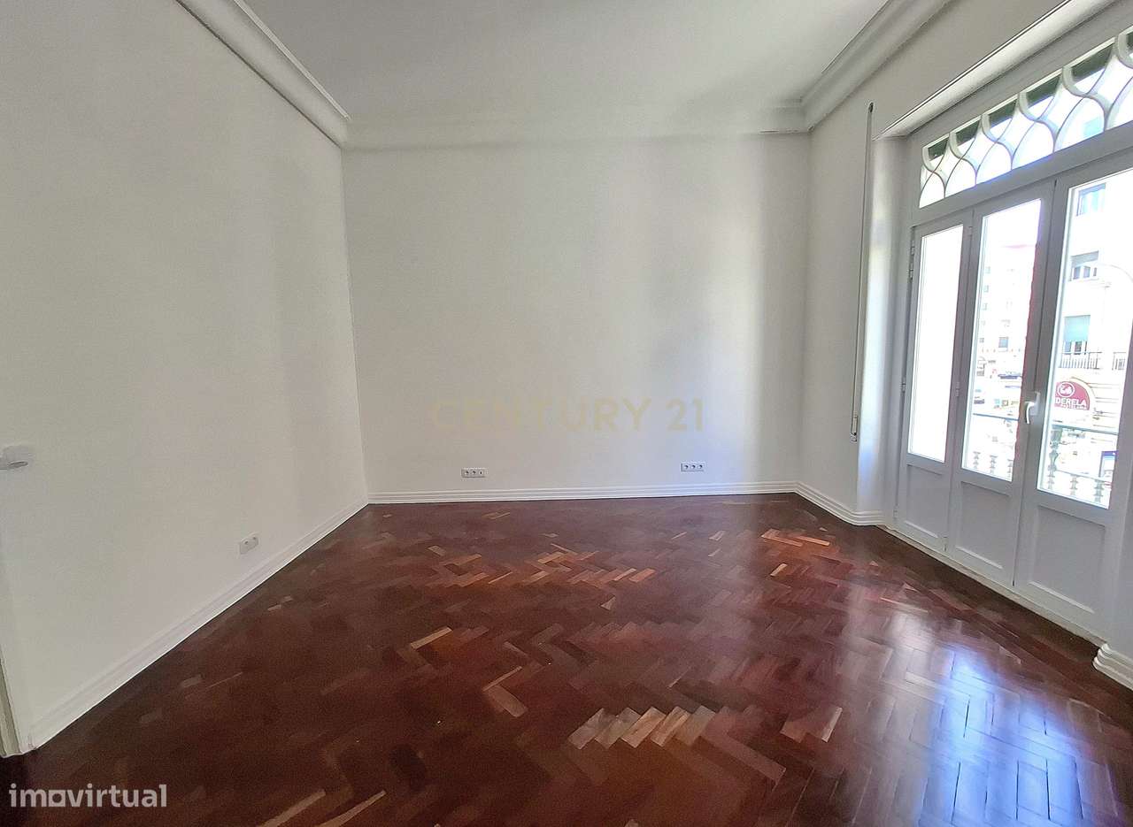 Imóvel T3 com 160M2 renovado na Av.Padre Manuel da Nóbrega ao Areeiro - Grande imagem: 5/37