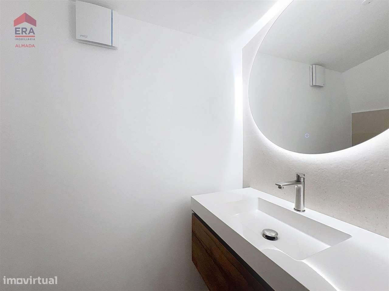 Nova Moradia em Almada , 5 suites, garagem e jardim-9