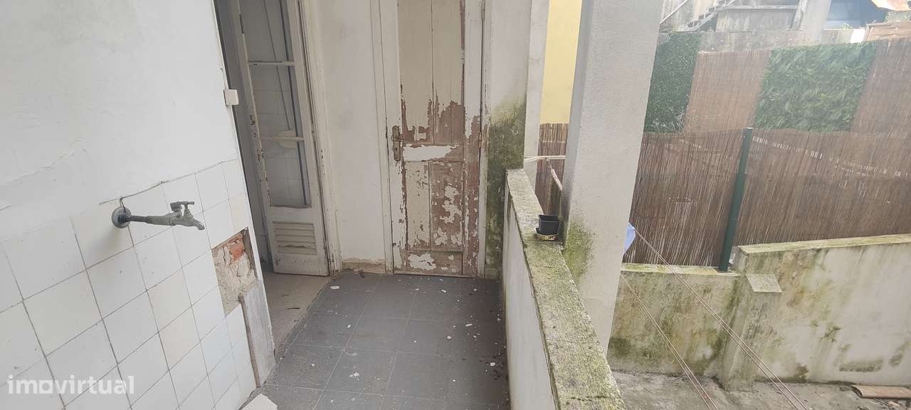 APARTAMENTO T-3 RUA TOMÁS RIBEIRO PARA REMODELAÇÃO TOTAL-35