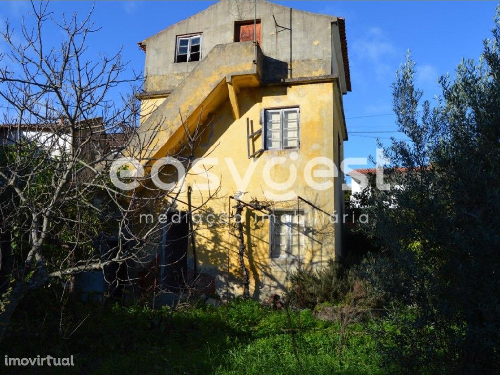 Propriedade com duas moradias, garagem e terreno com água...