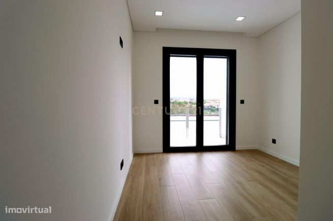 Luxuosa moradia isolada de 5 assoalhadas com excelentes áreas - piscin-40