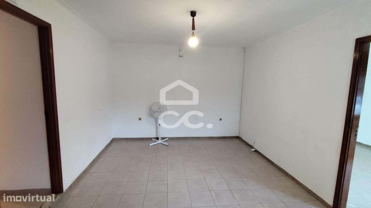 Moradia em Gaveto com Dupla Possibilidade: Habitação + Investimento em-16