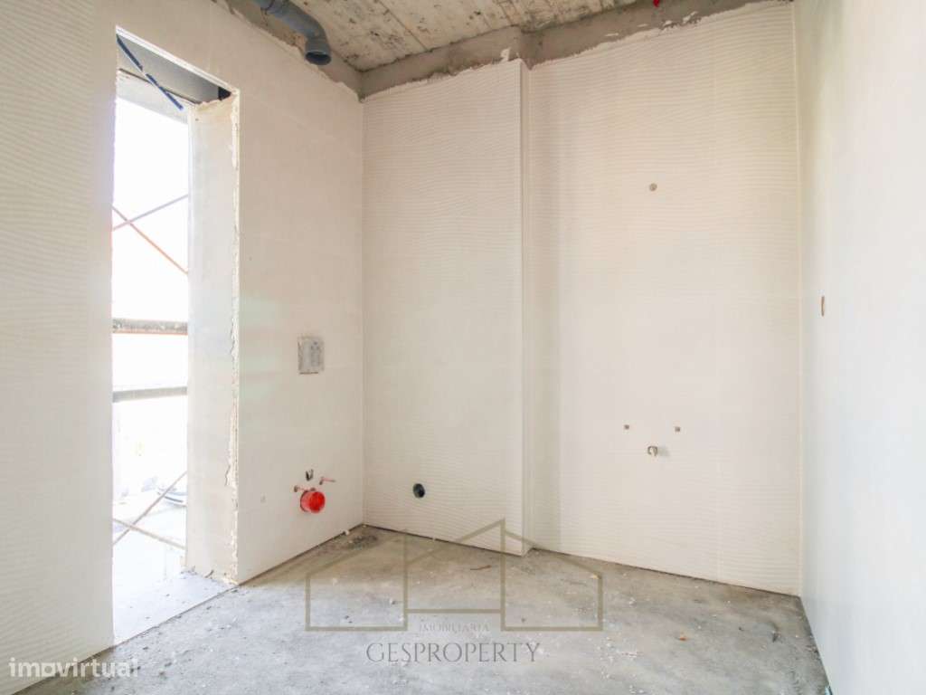 Moradia T4 Geminada com piscina na Sobreda-20