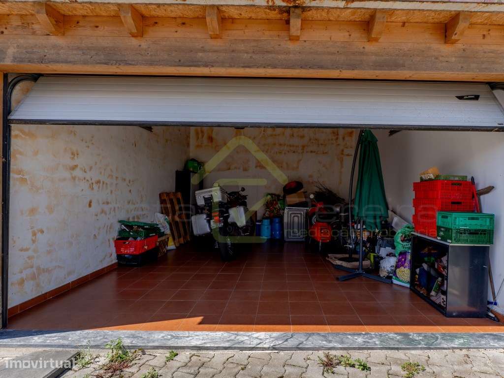 Quintinha com piscina inserida em terreno com 2950 m2-59