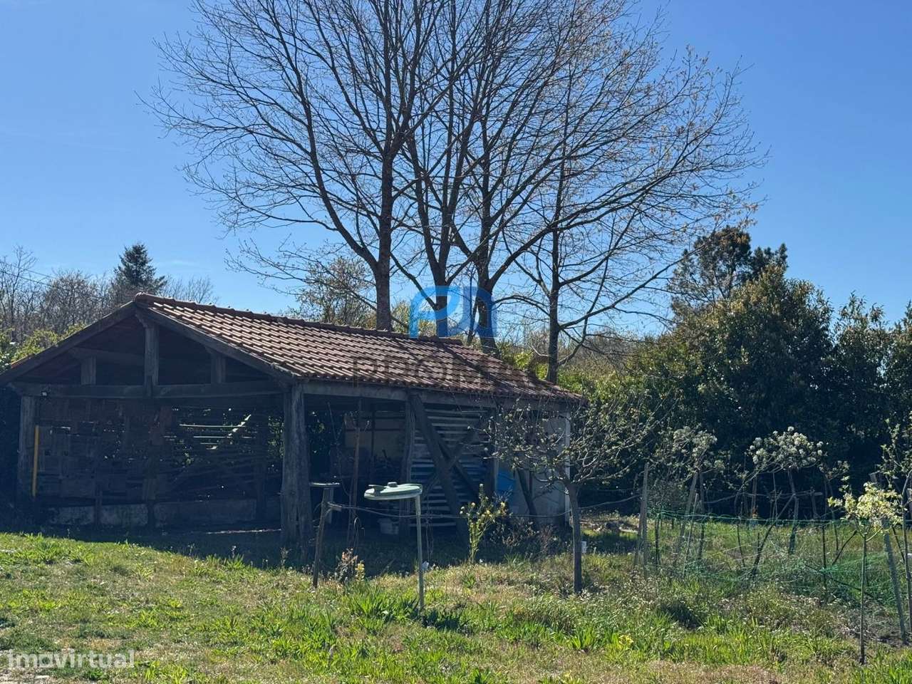 Moradia com excelente área, piscina e plena privacidade-37