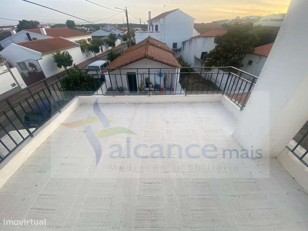 Excelente Moradia com Espaço Comercial em Vale de Vargo-12