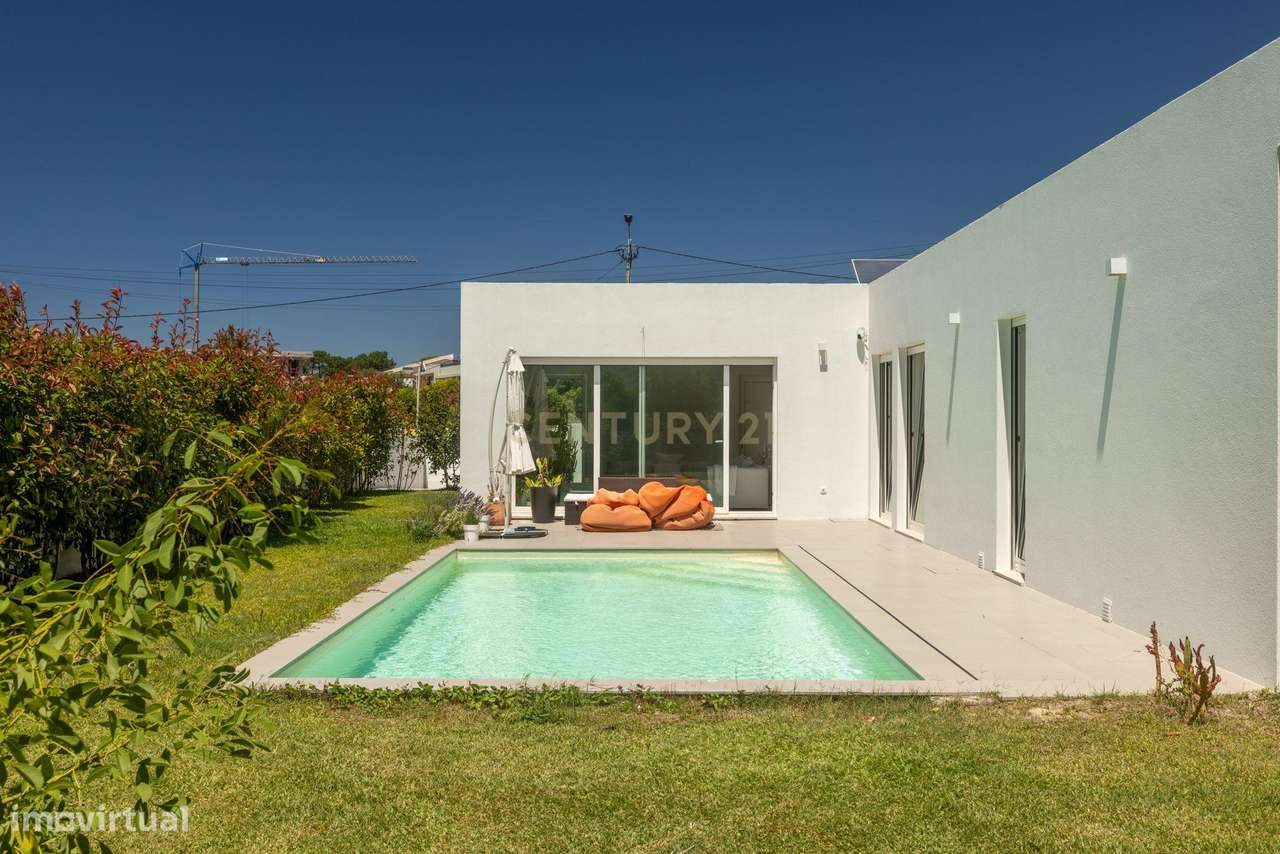Moradia térrea T3 com piscina e jardim em Arcozelo-19