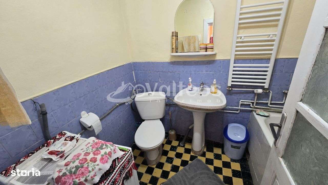 Resita, de vânzare casă, două corpuri, curte, zona centrală-14