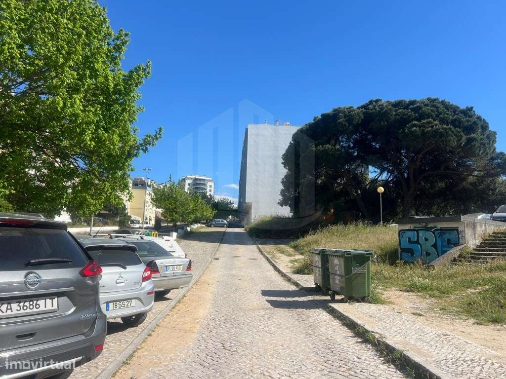 Apartamento T3 Parque da Paz no Feijó com Arrecadação e duas Varandas.-29