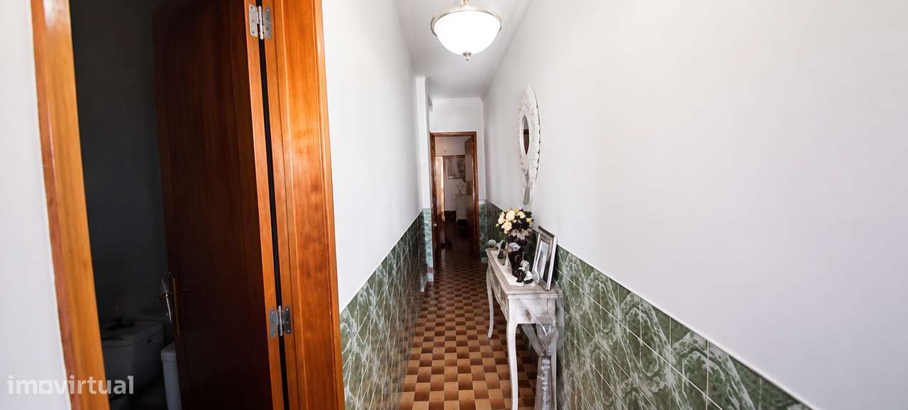 Moradia  T2 constituída por 2 pisos com quintal e terraços-21