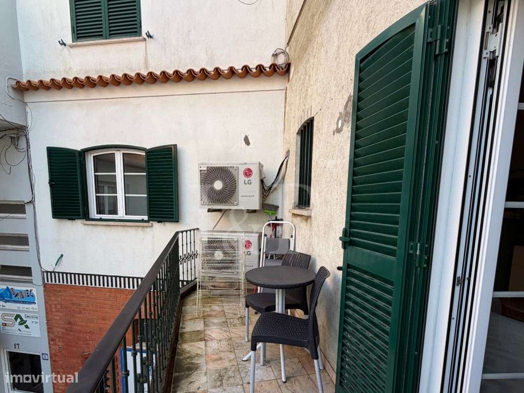 Apartamento T2 mobilado e com varanda no centro de Cascais - Grande imagem: 2/14