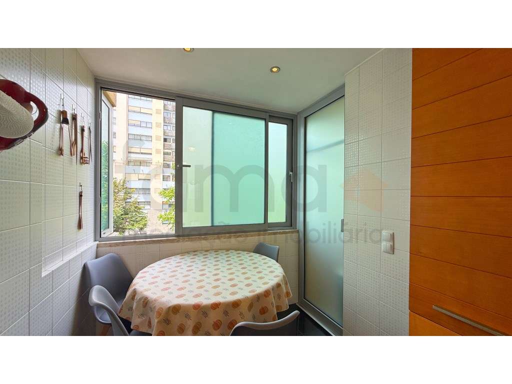 Apartamento T4 em Miraflores-30
