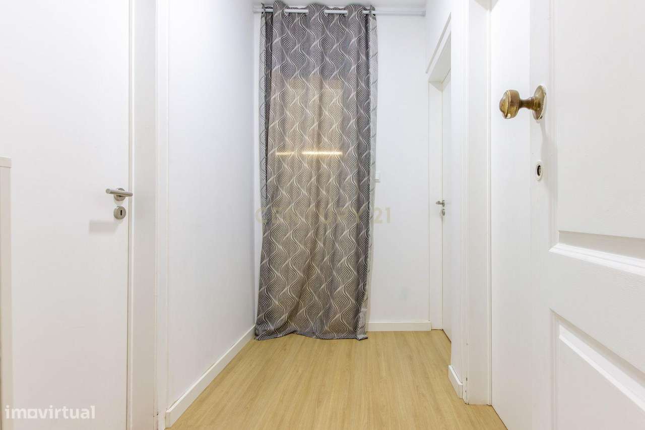 Apartamento renovado com logradouro de aproximadamente 30m2.-11