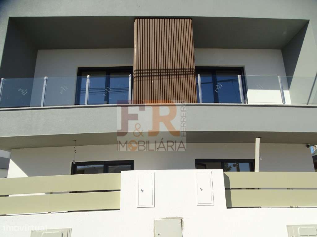 Moradia Geminada Duplex T3 Fernão Ferro - Grande imagem: 4/37
