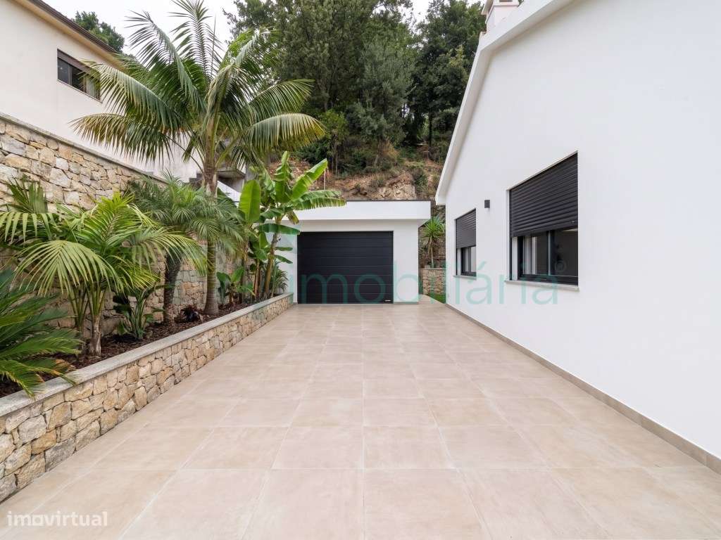 MORADIA TÉRREA COM GRANDE POTENCIAL | GARAGEM E JARDIM-19