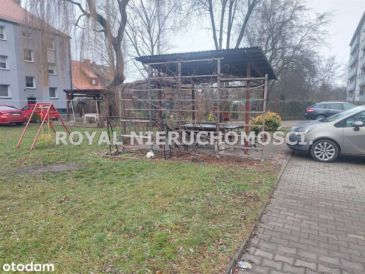 Spokojna okolica, miejsca parkingowe.-13