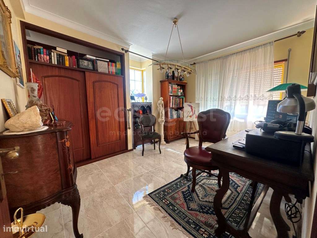 Moradia T4 com jardim e anexos na Nazaré - Grande imagem: 4/27