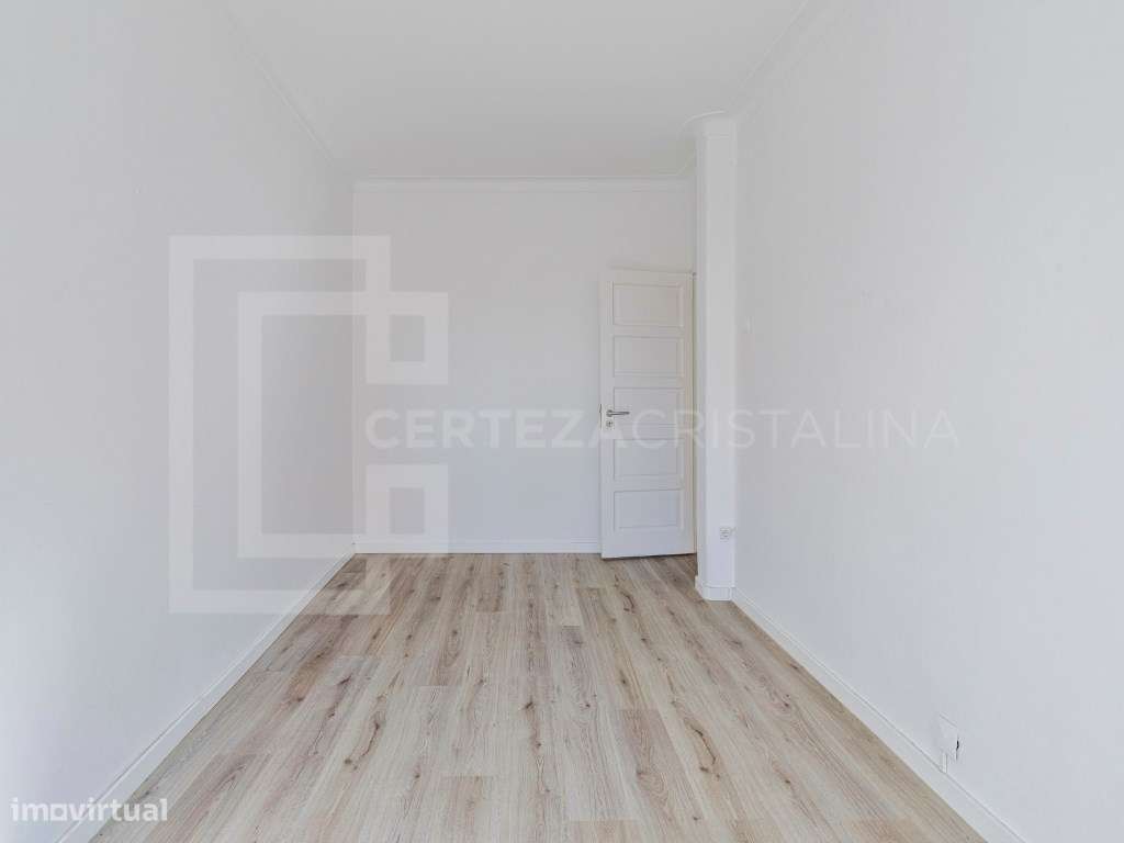 Apartamento T2 com logradouro no coração de Almada-11