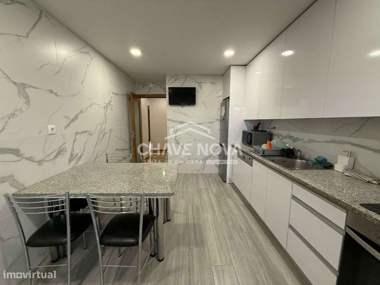 Apartamento T2+1 Renovado c/ Lugar de Garagem em Santa Marinha-13