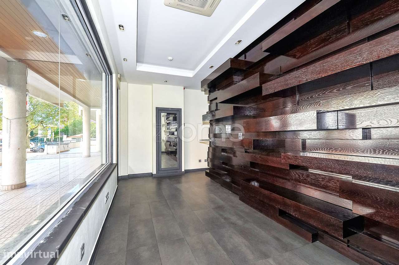 Loja elegante com decoração de autor no centro da Parede - Grande imagem: 3/23