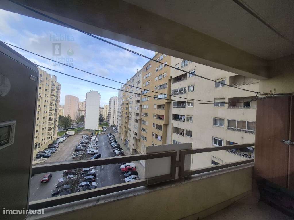 T3 no Centro do Carregado com 3 Varandas e Imenso Potencial-37