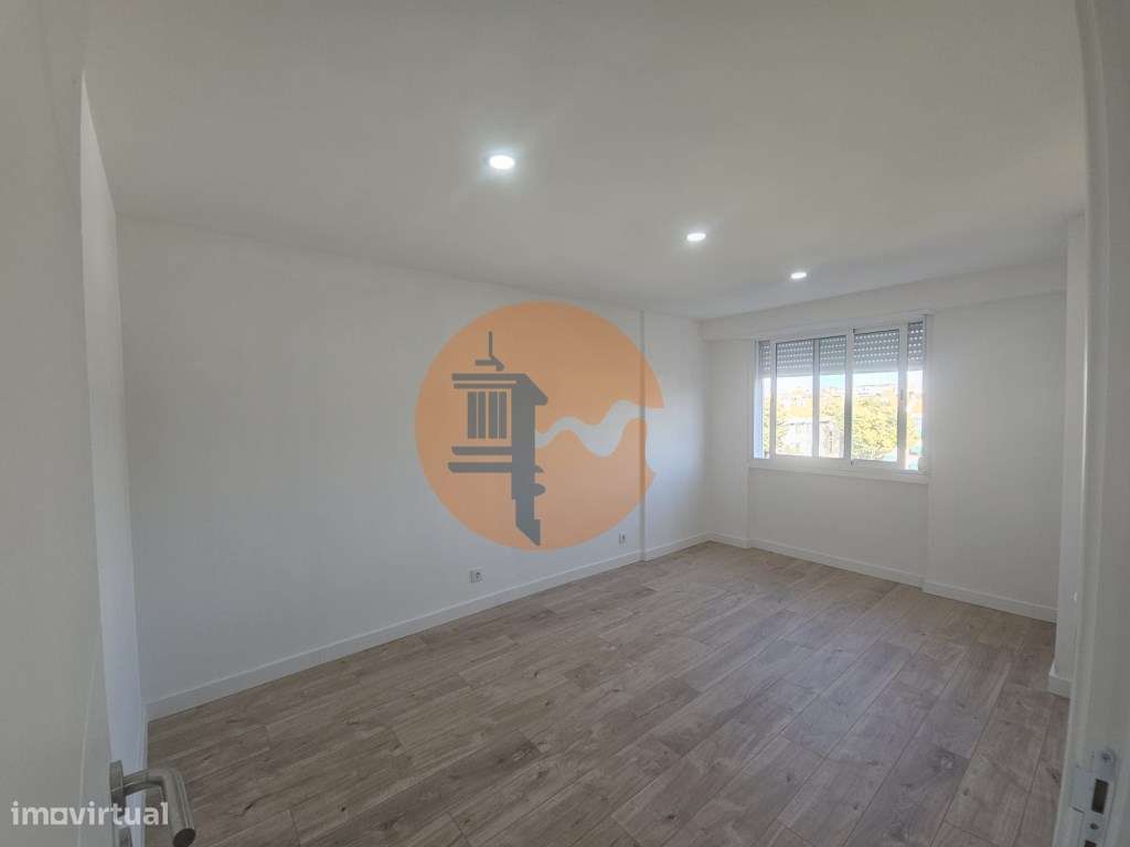 Simpático; Apartamento T3 totalmente remodelado com Cozinha equipad... - Grande imagem: 3/36