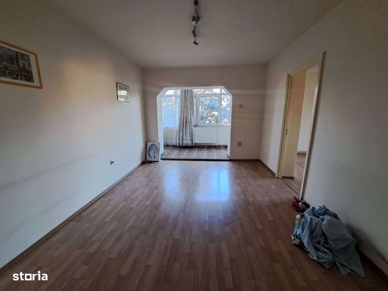Vanzare – Apartament 2 camere, semidecomandat, etaj 3 din 3 cu garaj