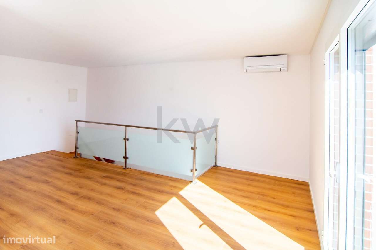 Luxo Raro nas Colinas do Cruzeiro – T3+1 com Mega Box e Terraço Privad-52
