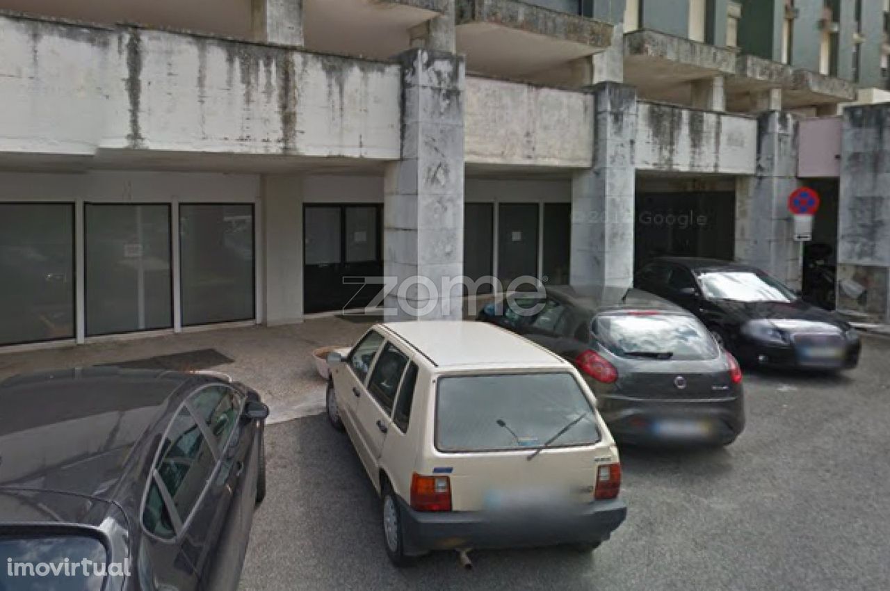 Armazém ou espaço comercial à venda em Lisboa.