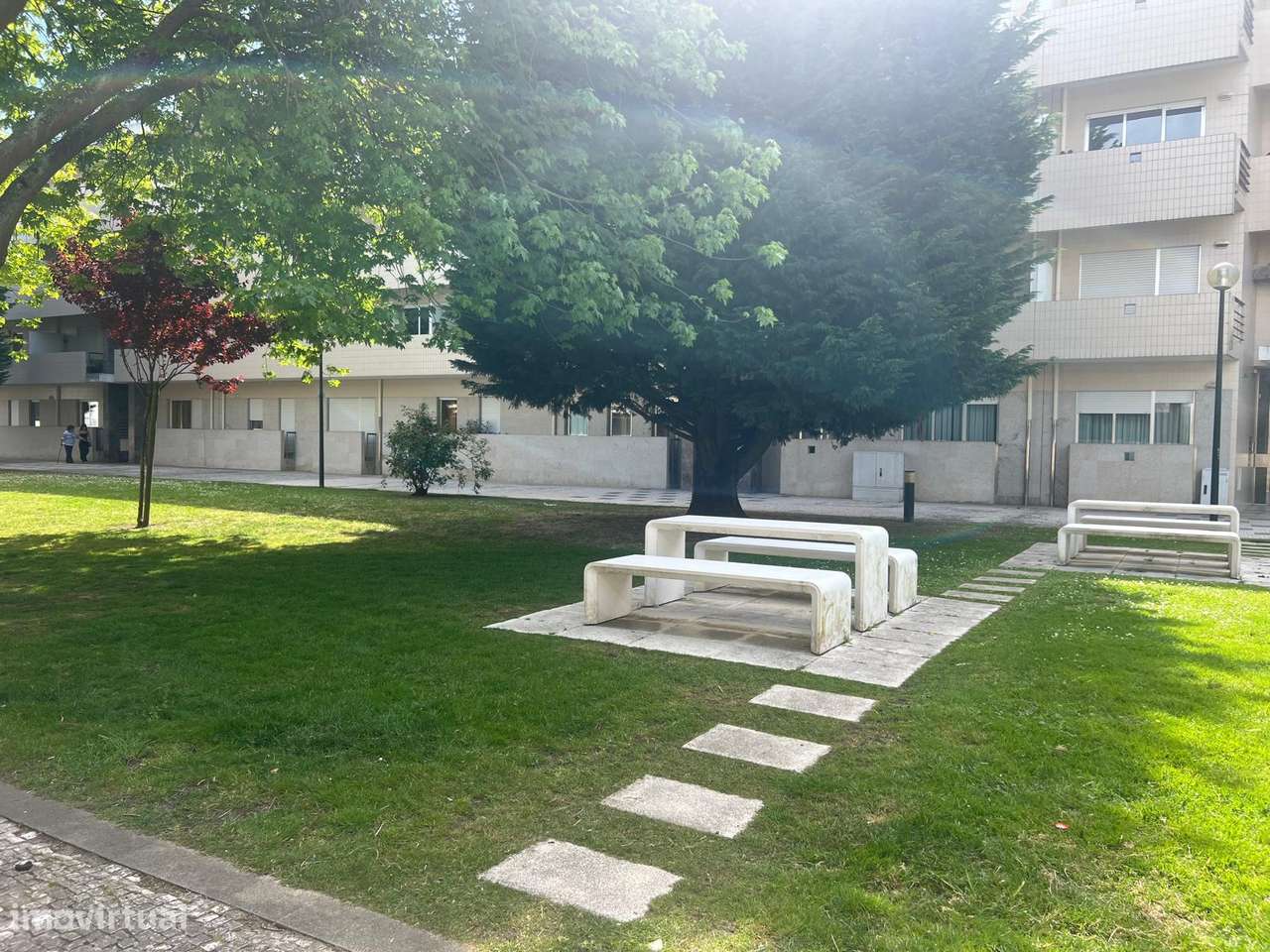 T2 completamente renovado com terraço, garagem e parque privativo-23