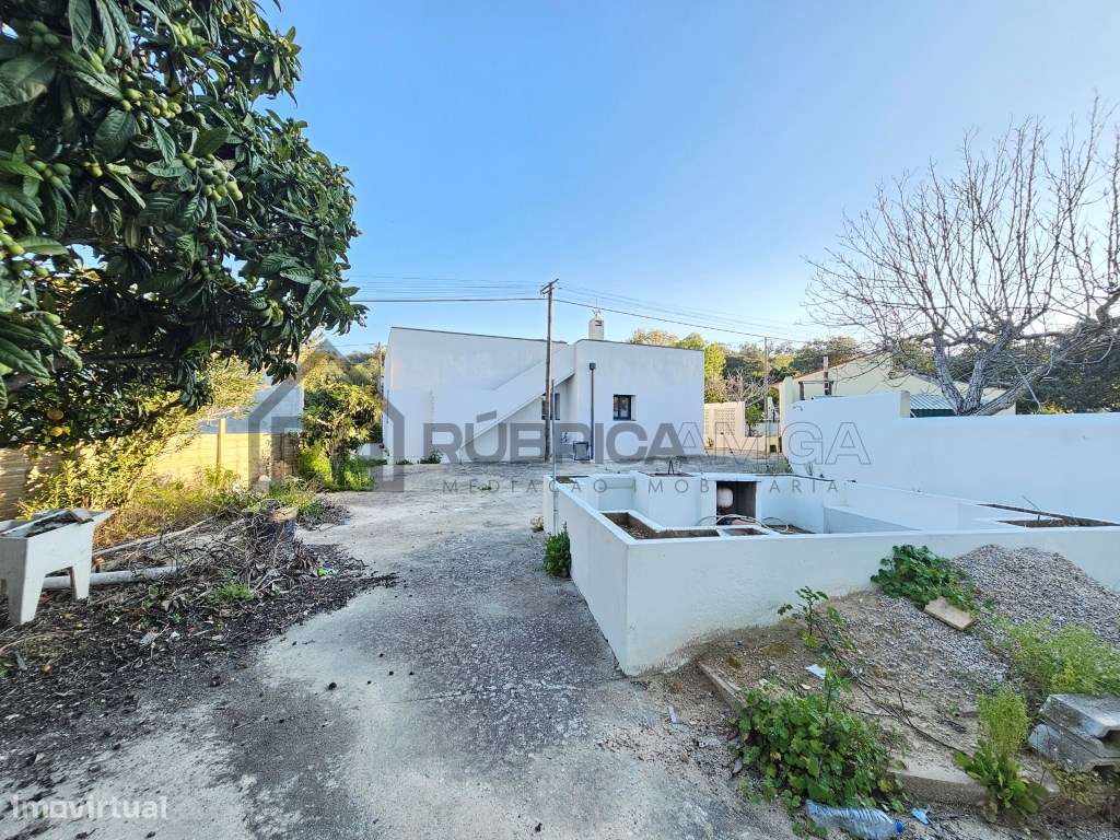 Moradia V3 renovada, com logradouro e anexo-33