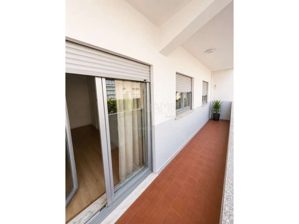 Apartamento T3 no centro de Valença para venda-0