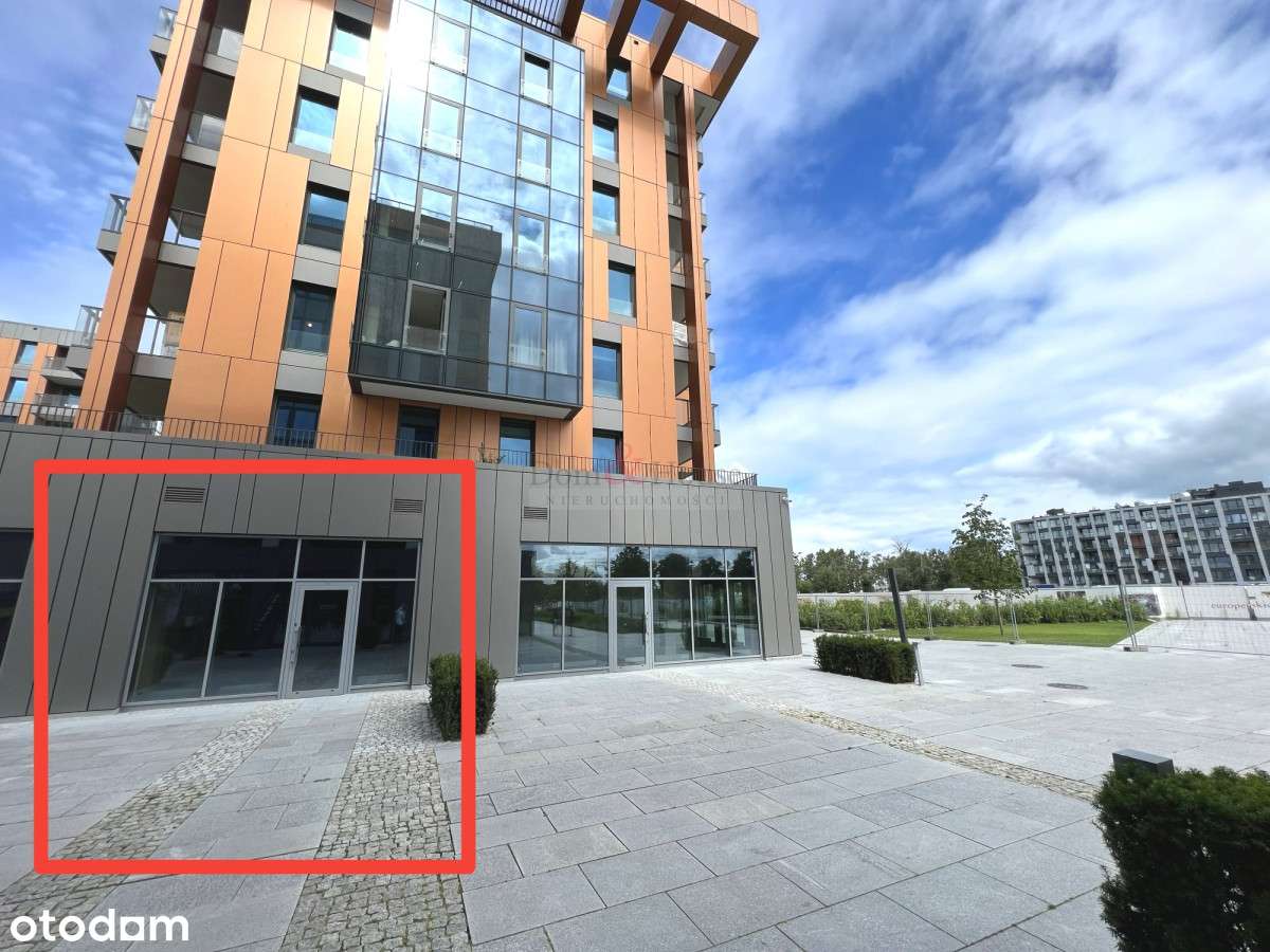 Przestronny lokal z dużą witryną i ogródkiem