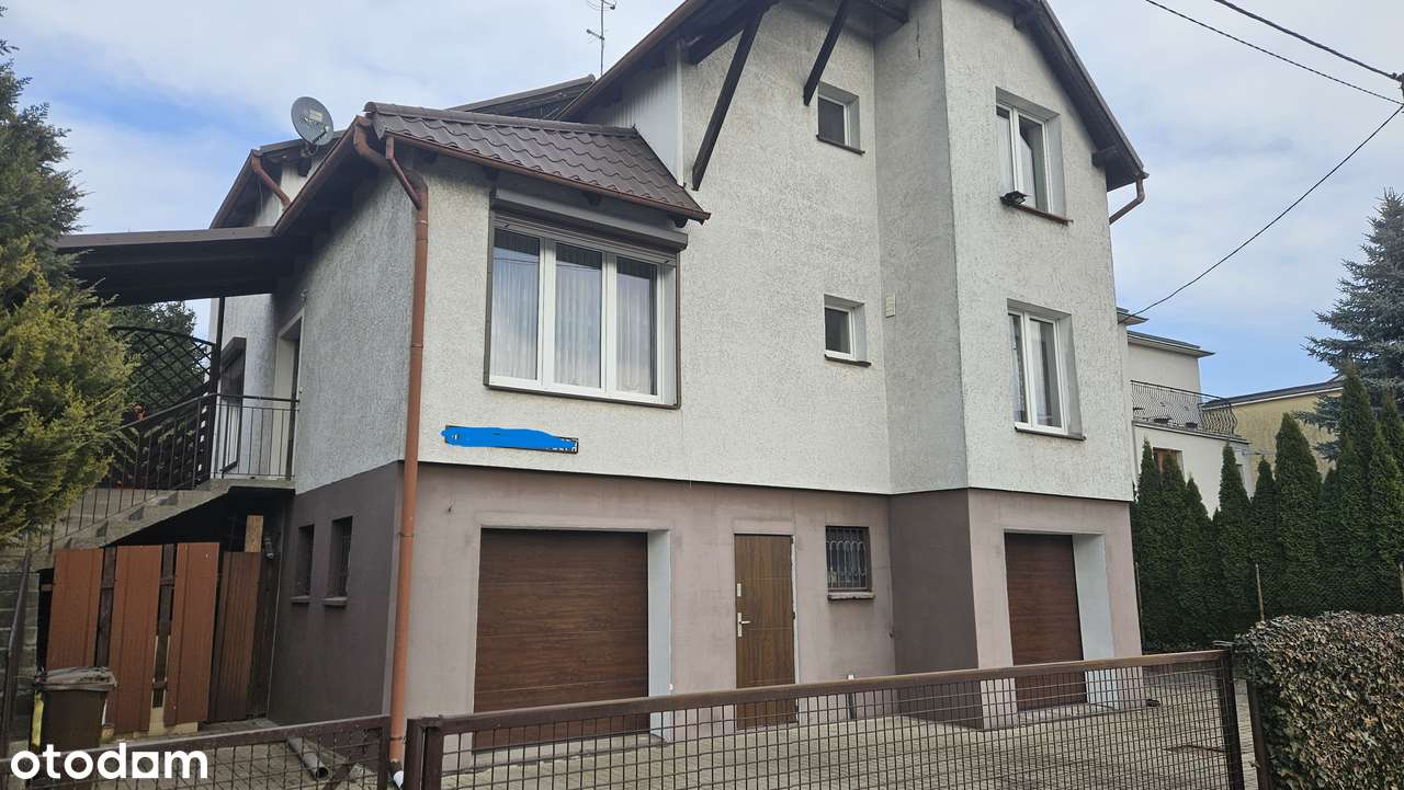 Dom z dwoma odrębnymi mieszkaniami (2x80m2) i garażami (45m2)