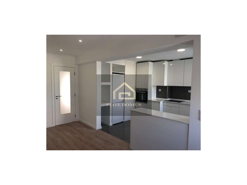 T1 Totalmente Remodelado com elevador e junto ao Metro - Reboleira!-10