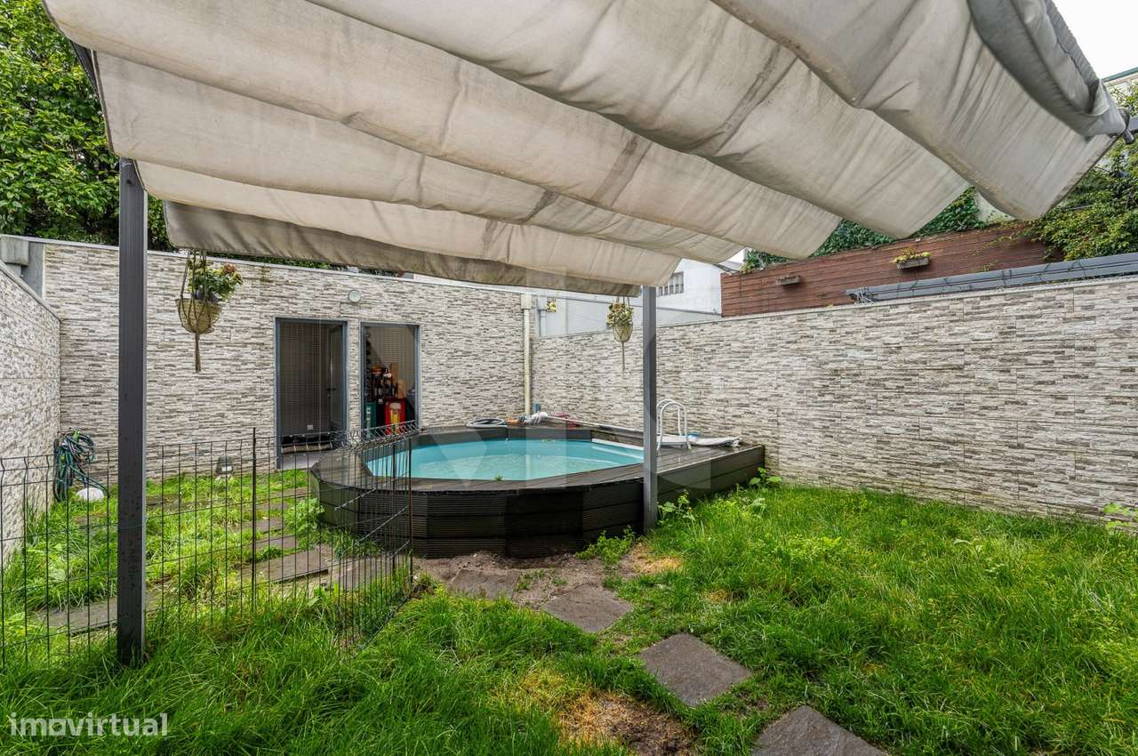 Moradia T3 com pátio, anexos e garagem em Paranhos - Porto-46