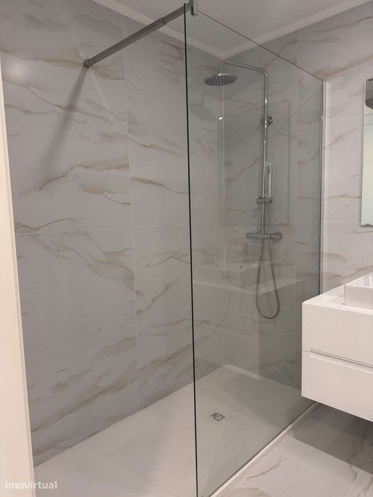 T2 com varanda, garagem e elevador em Santa Maria de Lamas - Grande imagem: 5/9