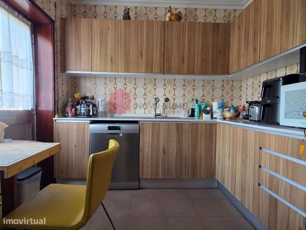 Moradia T3 de três frentes, com três pisos, anexos e garagem, inser...-9