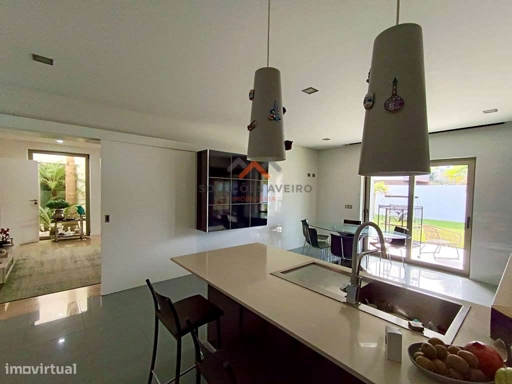 Moradia Contemporânea de Luxo com jardins tropicais e Design Exclus...-14