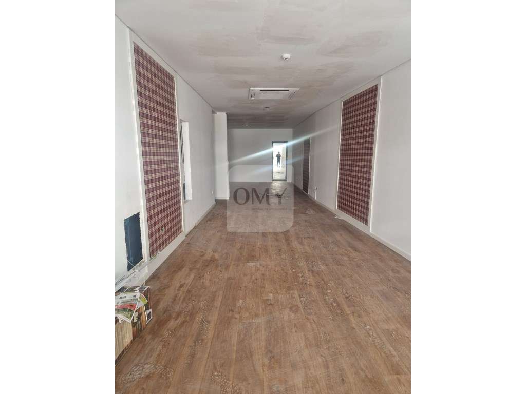 Em Vila Real, Loja de Cave e Rés do Chão Junto à Loja do Cidadão - Grande imagem: 2/8