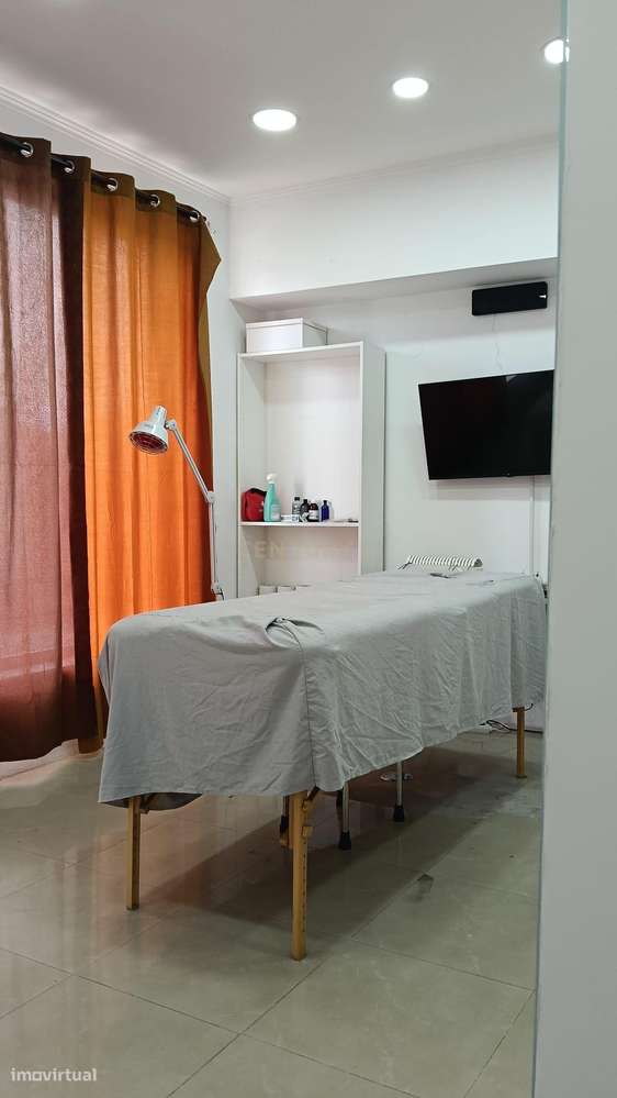 Espaço Comercial em Almada com Excelente Visibilidade – 50m²-7