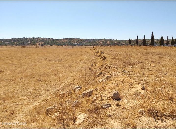 Terreno rústico com 8.980m² destinado a cultura arvense, situado em...