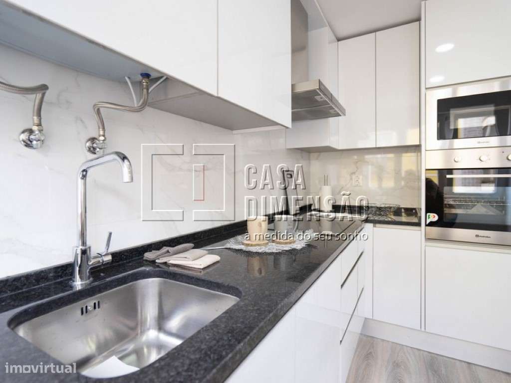 Apartamento de tipologia T3, com Varandas em Benfica!!-11