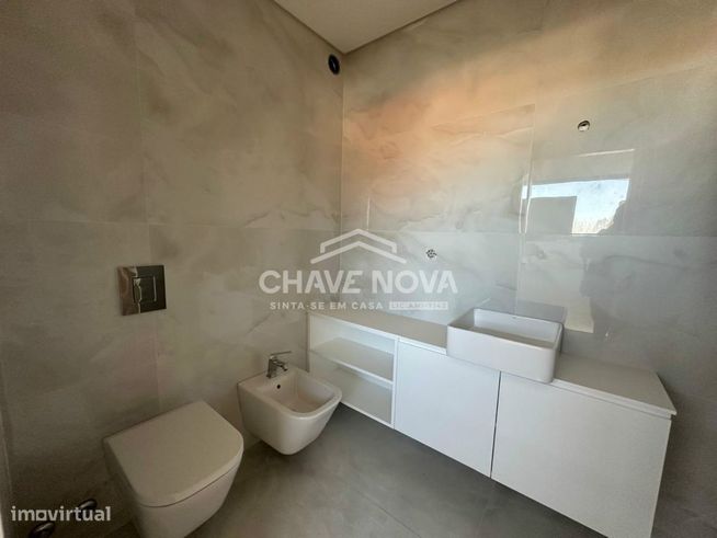 Moradia V4 Geminada com Piscina em Espinho-14