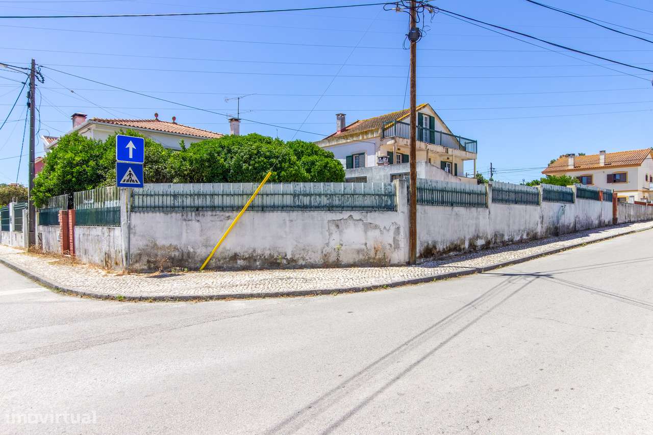 Quinta do Conde - Moradia isolada inserida em terreno de 646m²-13