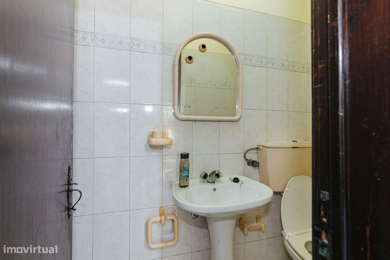 2 moradias para recuperar, com terreno, em Alverca.-13